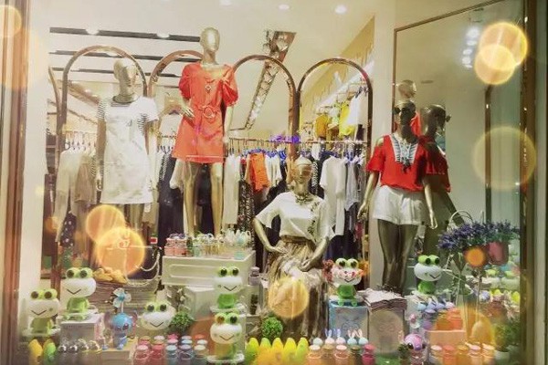 布达佩斯女装店铺展示