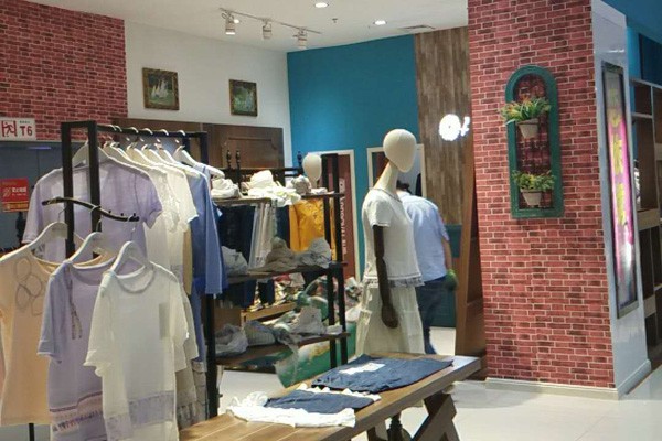 认同女装店铺展示