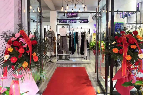 宠爱女人女装店铺展示