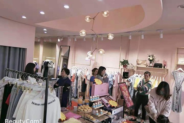 简约风情女装店铺展示