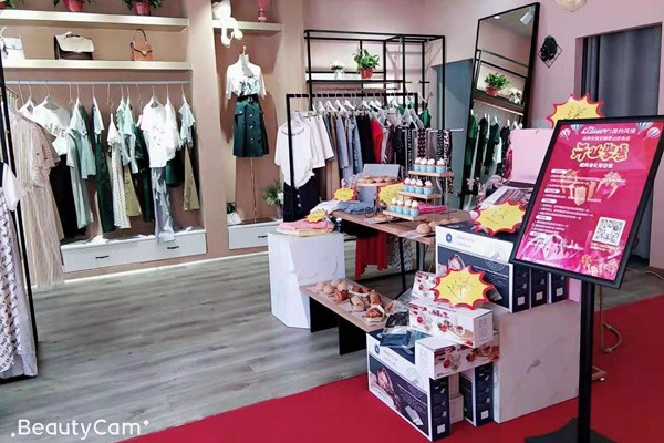 简约风情女装店铺展示