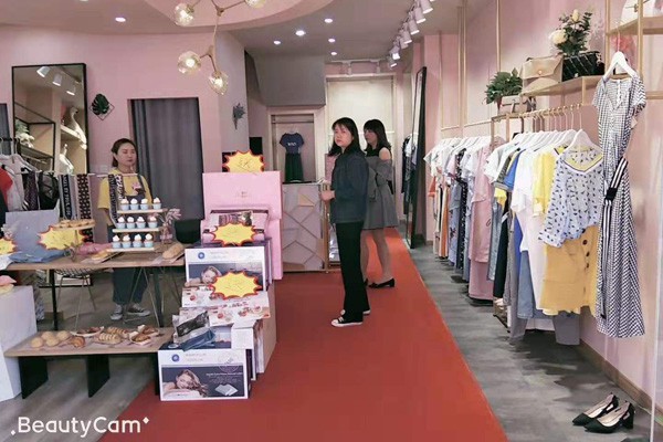 简约风情女装店铺展示