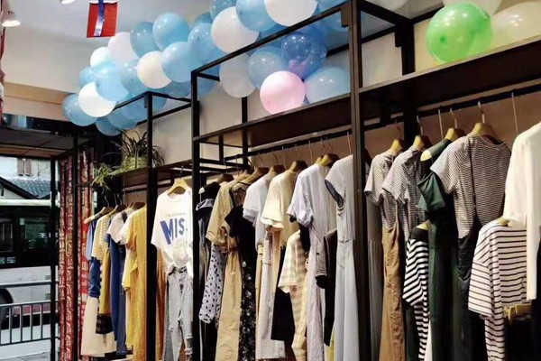 简约风情女装店铺展示