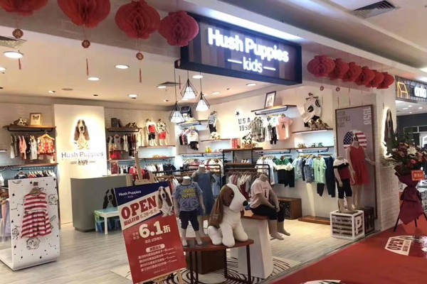 暇步士童装店铺形象