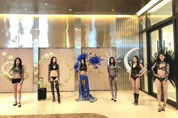 金包银内衣店铺展示