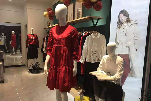 娅铂周末女装店铺形象