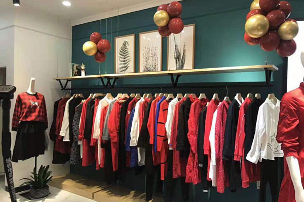 娅铂周末女装店铺展示