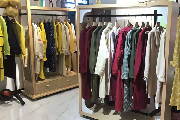 娅铂周末女装店铺展示