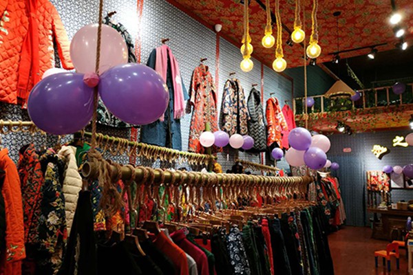 逸之秋女装店铺形象