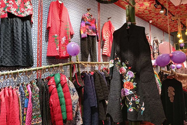 逸之秋女装店铺形象