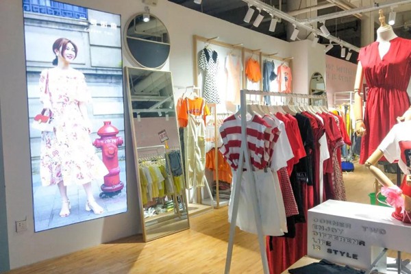 二号街角女装店铺展示