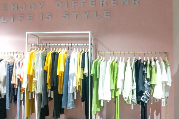 二号街角女装店铺展示