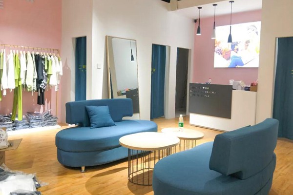 二号街角女装店铺展示