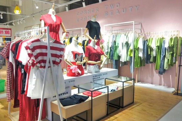 二号街角女装店铺展示