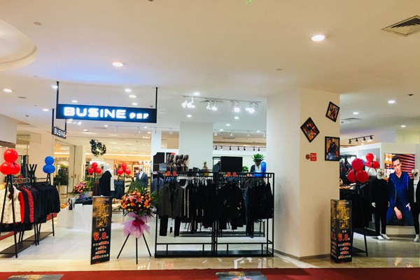 步西尼男装店铺形象