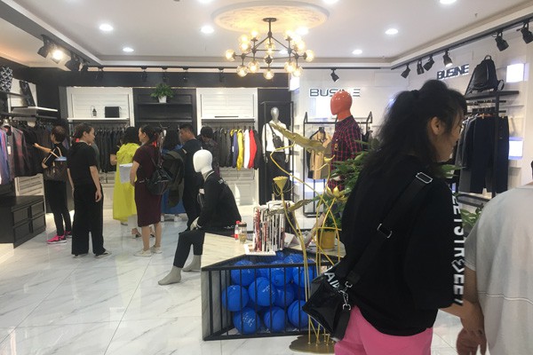 步西尼男装店铺形象