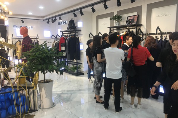 步西尼男装店铺形象