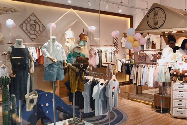 童事童装店铺展示