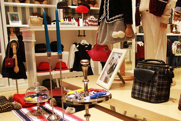 伊顿风尚童装店铺展示