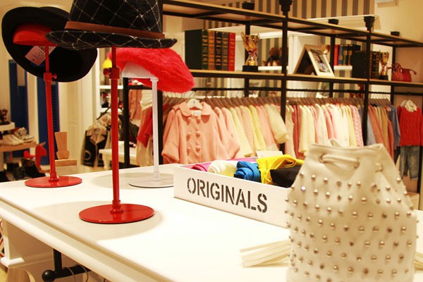 伊顿风尚童装店铺展示