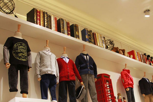 伊顿风尚童装店铺展示