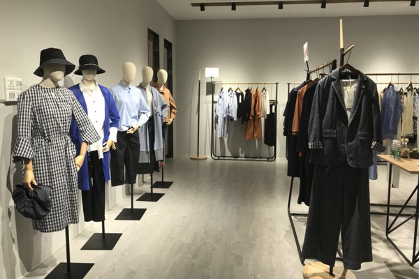 尘辗女装店铺展示