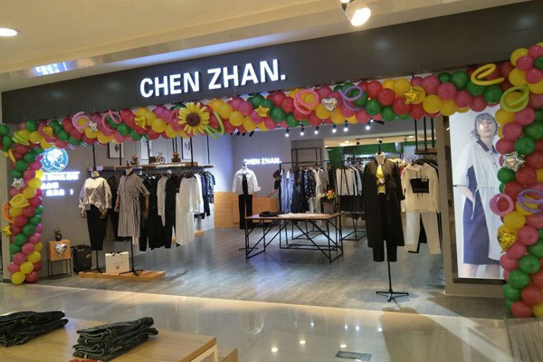 尘辗女装店铺展示