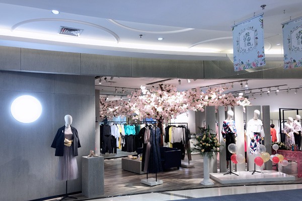 峦左女装店铺形象