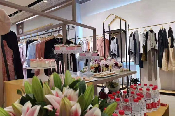 金蝶茜妮女装店铺形象