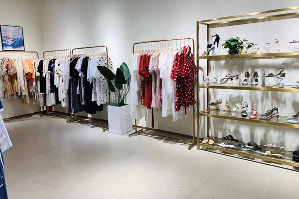 爱尚依尚女装店铺形象