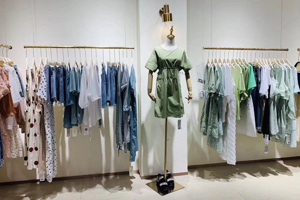 爱尚依尚女装店铺形象