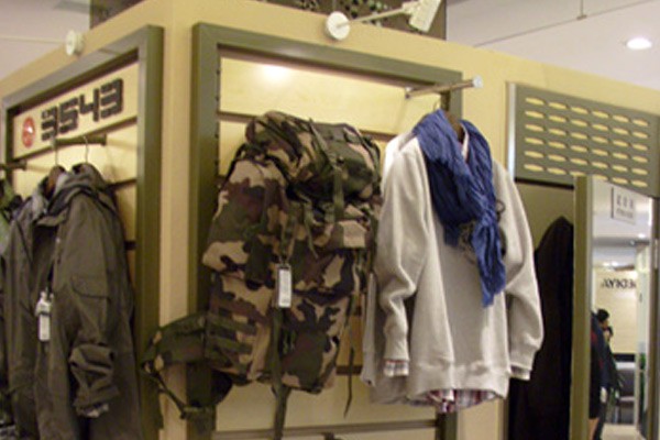3543休闲装店铺展示