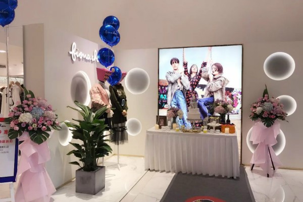 斐娜晨女装店铺展示