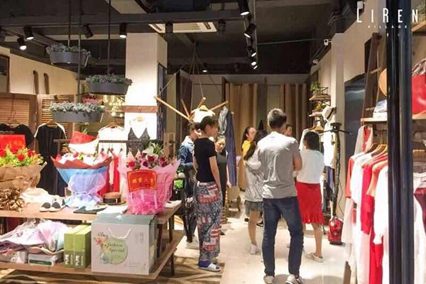 犁人坊女装店铺展示