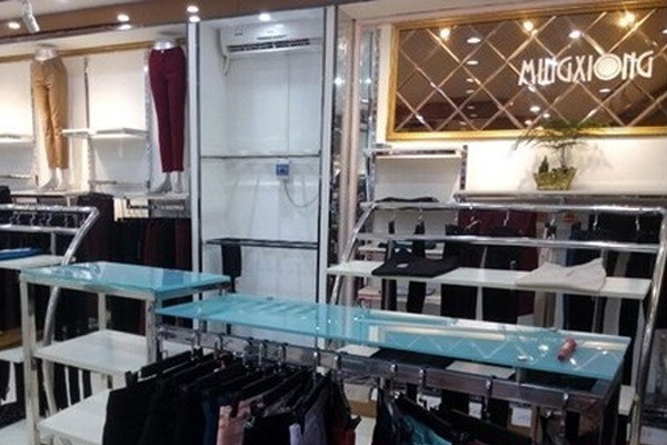 明兄女装店铺展示