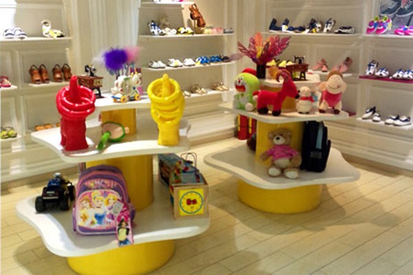 小嘴猴童装店铺展示