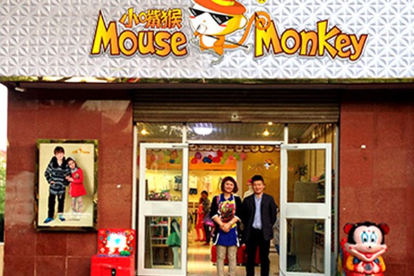 小嘴猴童装店铺展示