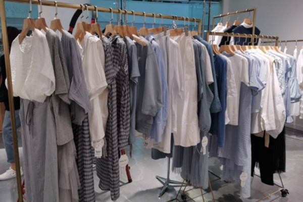 觅依女装店铺形象