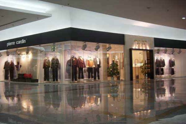 皮尔·卡丹休闲装店铺展示