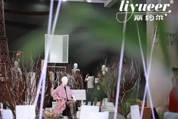 丽约尔女装店铺形象