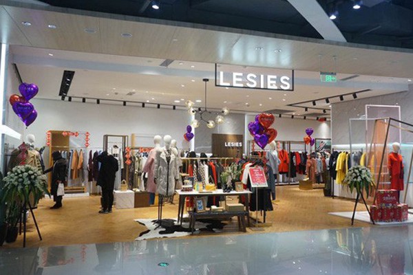 蓝色倾情女装店铺展示