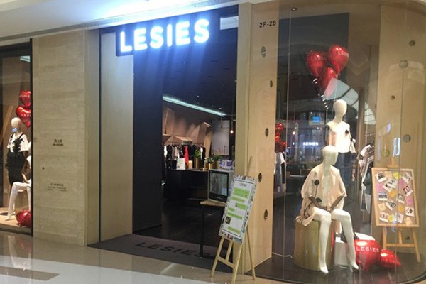 蓝色倾情女装店铺展示