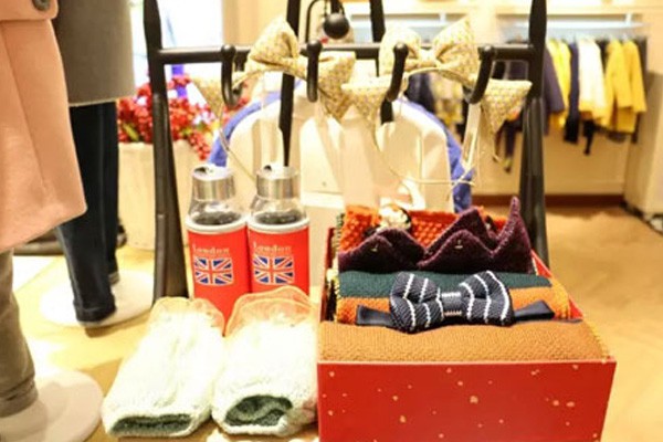 优露童装店铺展示