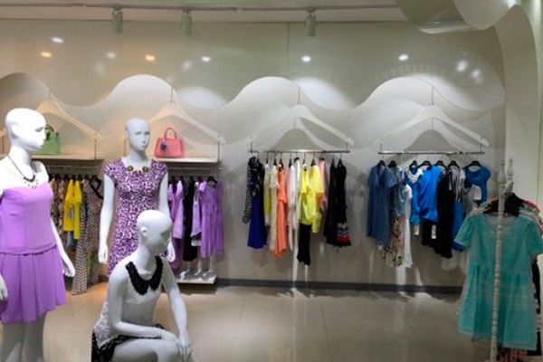 依锦瑞女装店铺展示