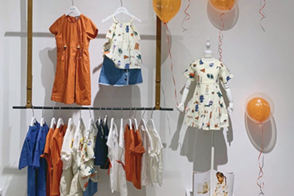 五月童品童装店铺形象