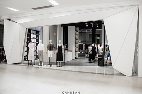 呈山女装店铺展示