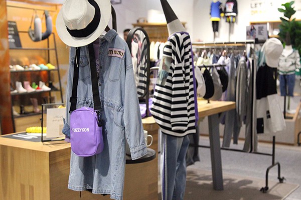 欧抱抱童装店铺展示