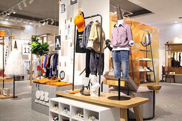 欧抱抱童装店铺展示