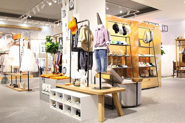 欧抱抱童装店铺展示