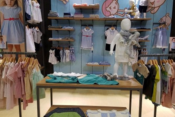 麦西西童装店铺形象